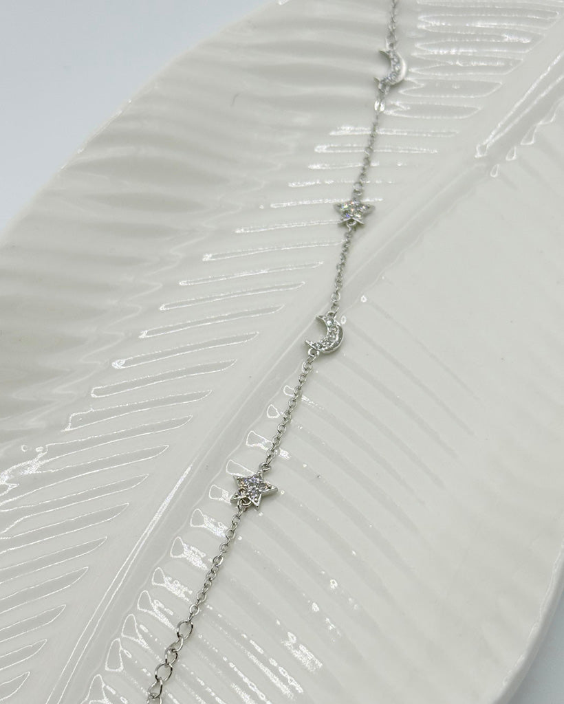 Minimalist Silver Moonlight Bracelet – Dainty Crystal Design