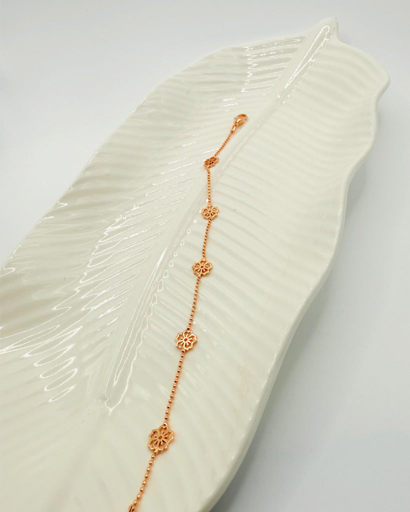 Delicate Rose Gold Flower Bracelet – Minimalist Charm Design