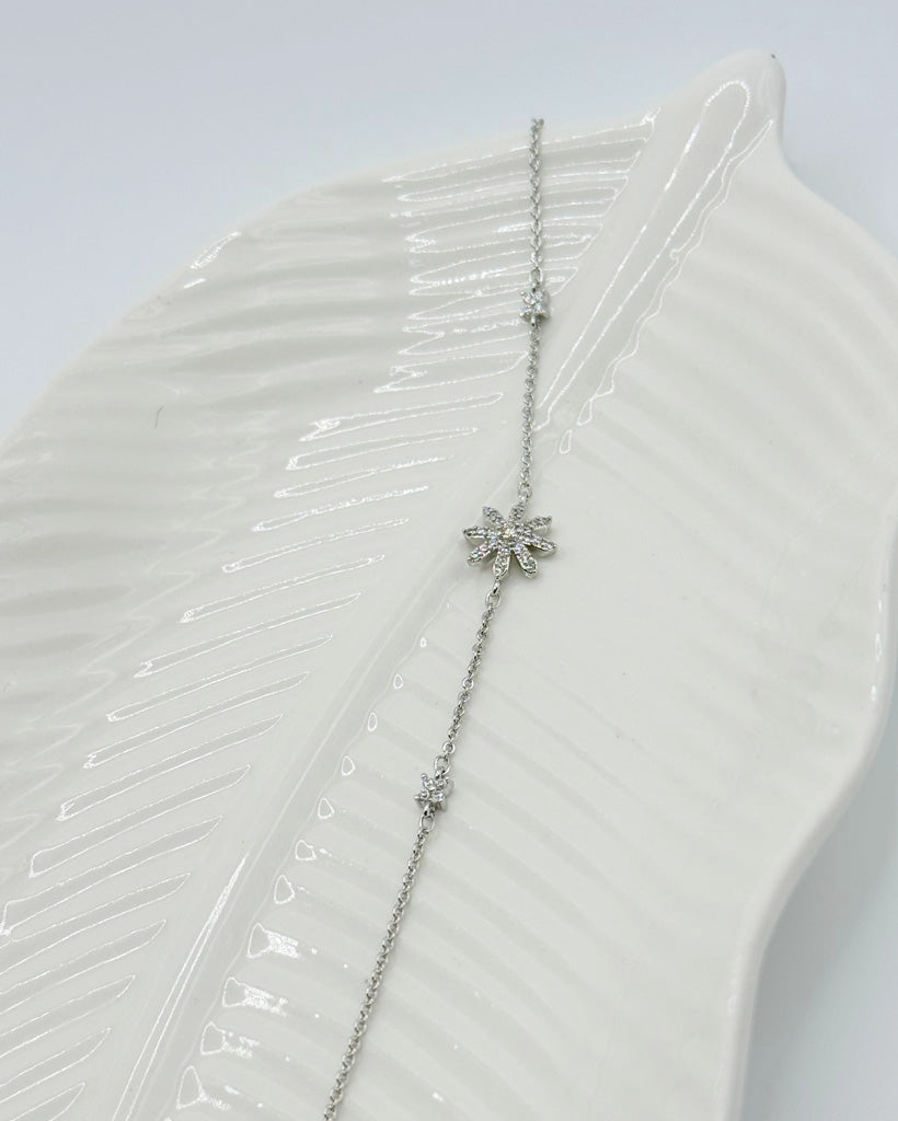 Elegant Silver Snowflake Bracelet – Dainty Crystal Design