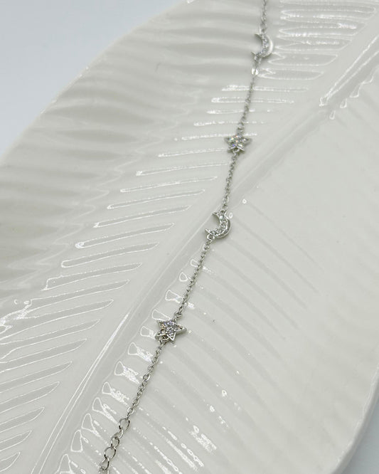 Minimalist Silver Moonlight Bracelet – Dainty Crystal Design